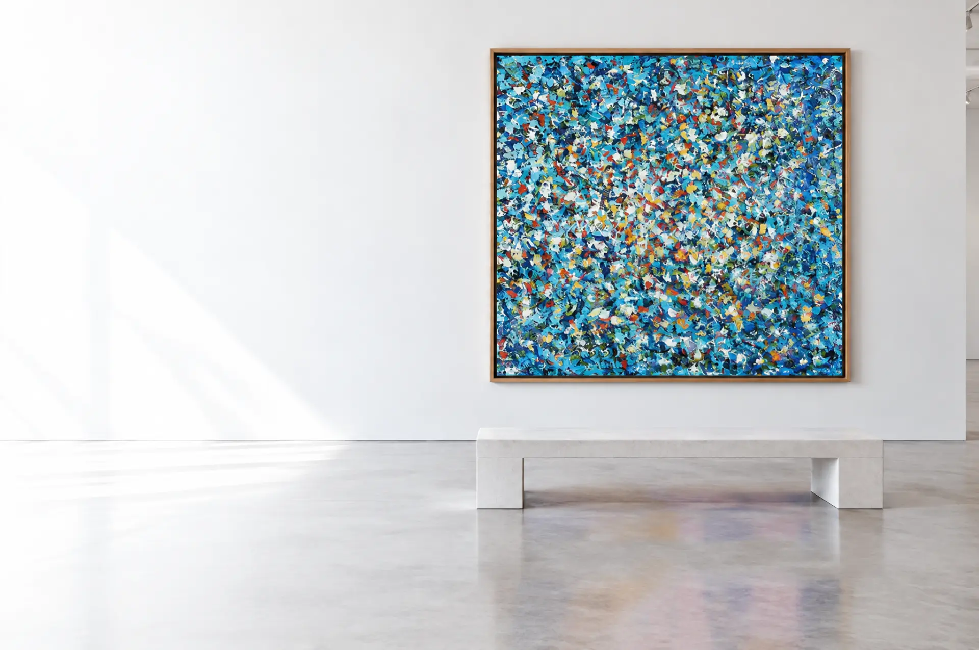 Vue d’ambiance d’une galerie blanche avec une composition abstraite colorée